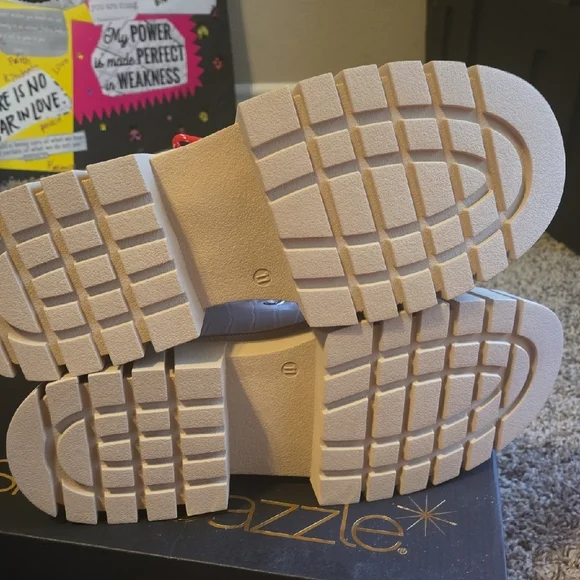 Shoe Dazzle Stylish Cream Boots with Red Laces - Picture 4 of 4